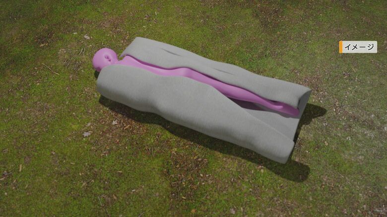 掛け布団1枚の上にうつぶせの状態で、布団の左右の部分を体に被せられていた