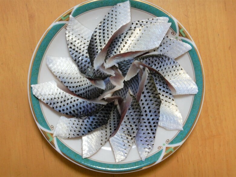 コハダを解凍し、切って皿に盛りつけたところ（画像提供：魚食普及推進センターHP）