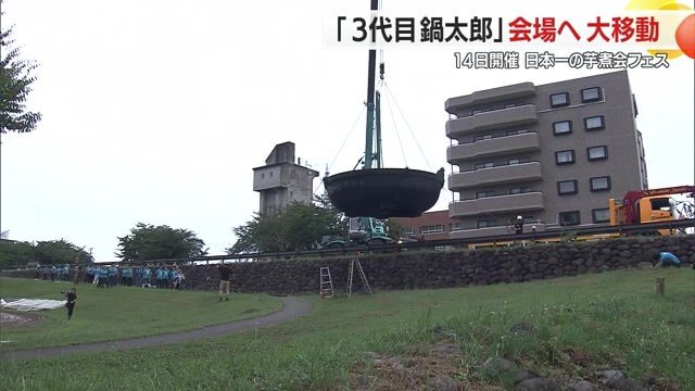 クレーン車とトレーラーが巧みにリレーし、作業員が慎重に運ぶ