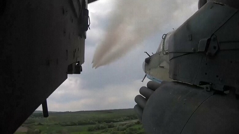 ロシア空軍Ka-52攻撃ヘリコプターによる地上攻撃用ロケット弾連射