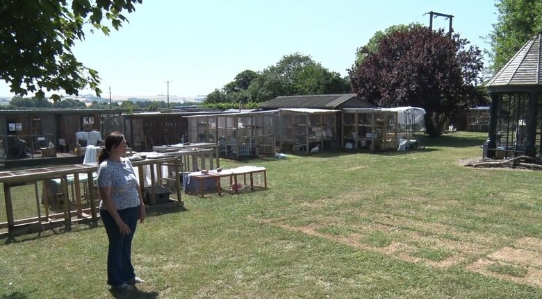庭には120の小屋が並ぶ