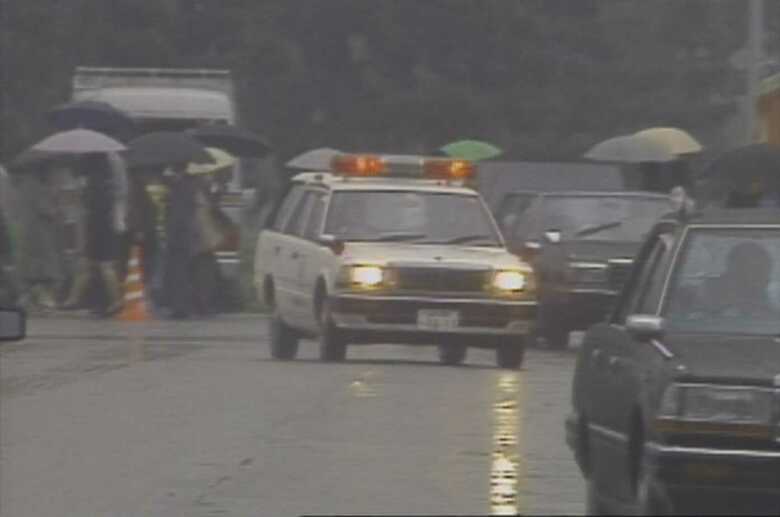 皇居に入る血液運搬車