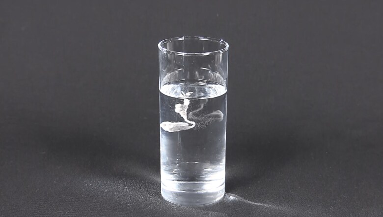 繊維くずが水に散らばり、溶け込むように･･･