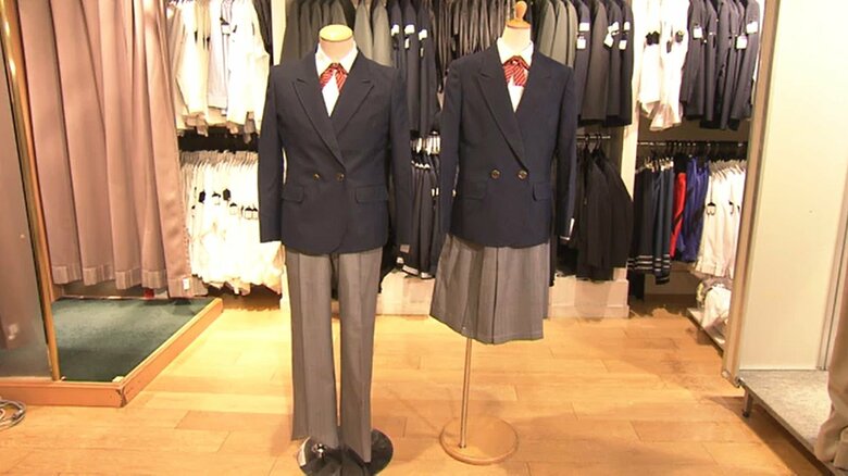 スカートとスラックスから選ぶ女子生徒の制服