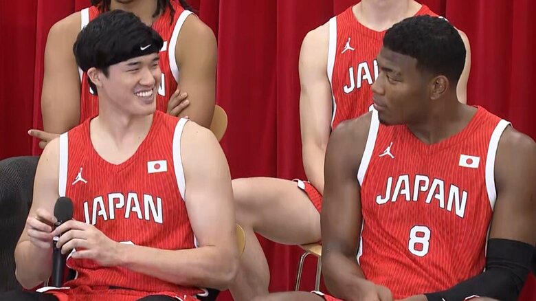 会見での渡邊雄太（左）と八村塁（右）（10日、都内）