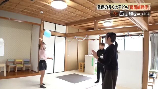 一緒に風船バレーを楽しむ　女の子と記者