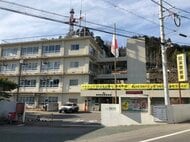 母親が息子を抱きかかえるような状態で…橋から約33m下の岩場で35歳母親と5歳息子が死亡 家族から行方不明届出される