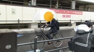 直撃に「違反とは知っていた」　梅雨本番で「傘差し自転車」続出　思わぬ転倒や衝突の原因に