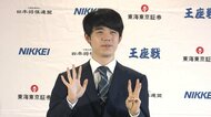 一夜明け8のポーズで笑顔　藤井聡太八冠（21）前人未踏の偉業達成！経済効果は35億円！？「正直なかなか実感はわかない」