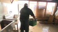 豪雨から5日目　床上1メートル浸水の鮮魚店で片づけ続く　「命があっただけまし」　営業継続に諦めも