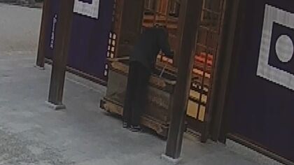 参拝者のフリをした“さい銭泥棒”　メジャーに粘着テープを付け…防犯カメラが捉えた一部始終【福岡発】