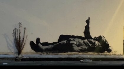 バンクシー新作「子ども2人が寝転び空を見上げる壁画」ロンドンに出現　子どものホームレス問題を訴える狙いか　イギリス