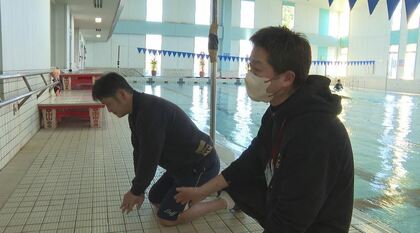 「息してくれ…」プールに浮かぶ心肺停止の女性　無我夢中で心臓マッサージ　スポーツクラブ職員が連携し命救う　