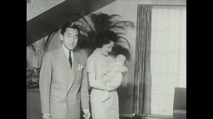 完成したばかりの「東宮御所」にて当時の皇太子ご一家(1960年6月)
