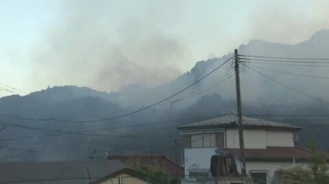 岩手・大槌町の山林火災、4日目も火勢衰えず　延焼続き夜通し消火活動　煙が麓まで接近、浪板地区で避難準備
