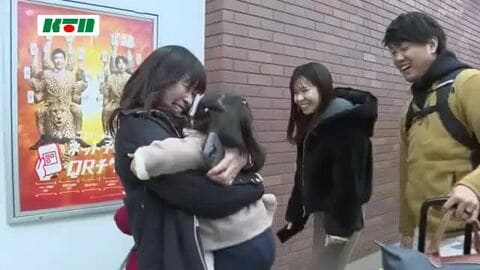 「久しぶりに会えてうれしい」帰省ラッシュピークで駅は混雑　最大9連休の年末年始で旅行客の姿も