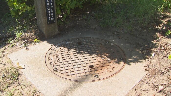 タイムカプセルが入ったマンホール