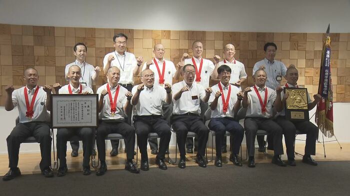 県庁を訪問した野球部員ら