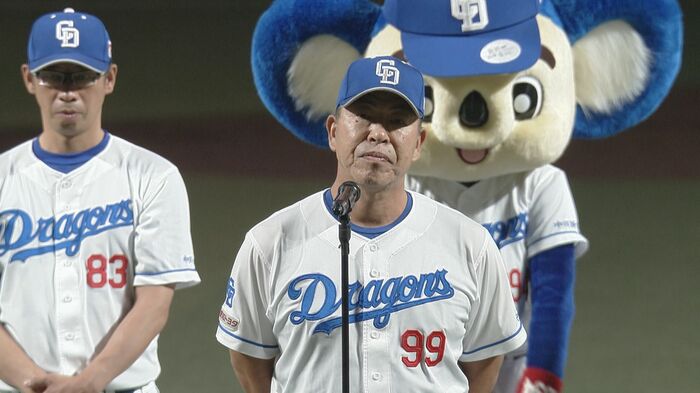 最終戦セレモニーでシーズンを振り返る井上監督