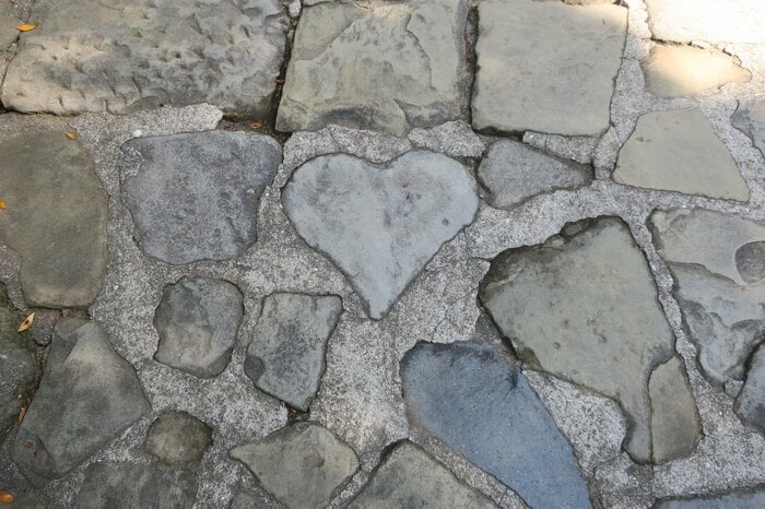 レストハウス付近の石畳にあるハート