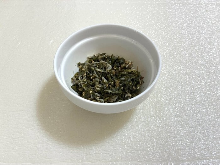  酒のつまみに最適な「茶殻のごま和え」（特集班撮影）