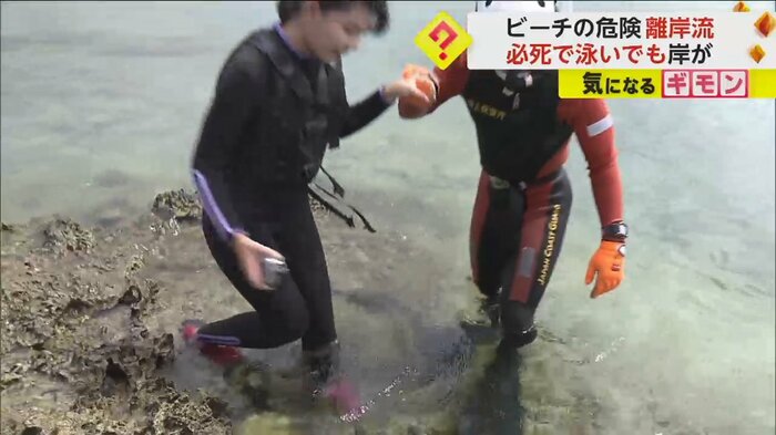体感のため、記者が海に入る