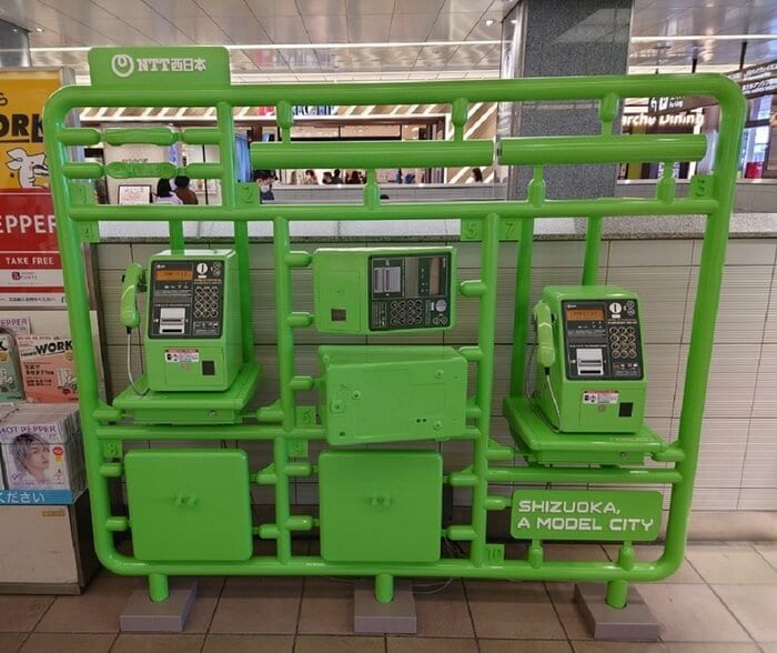 新たに設置されたプラモニュメント「公衆電話」