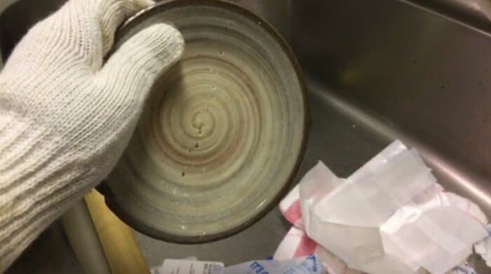 救出された皿。中央には叩いた傷が…