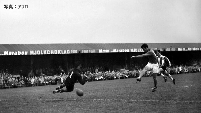 1958年大会、パラグアイ戦でゴールを決めるフォンテーヌ
