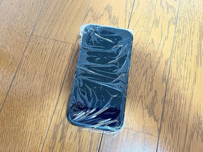ラップを巻いて携帯を保護（特集班撮影）