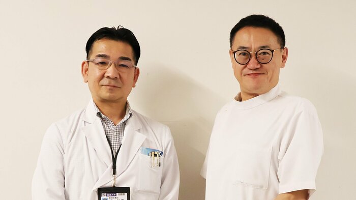 右から)東京慈恵会医科大学附属病院栄養部の濱裕宣さん、赤石定典さん