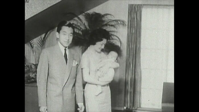 完成したばかりの「東宮御所」にて当時の皇太子ご一家(1960年6月)