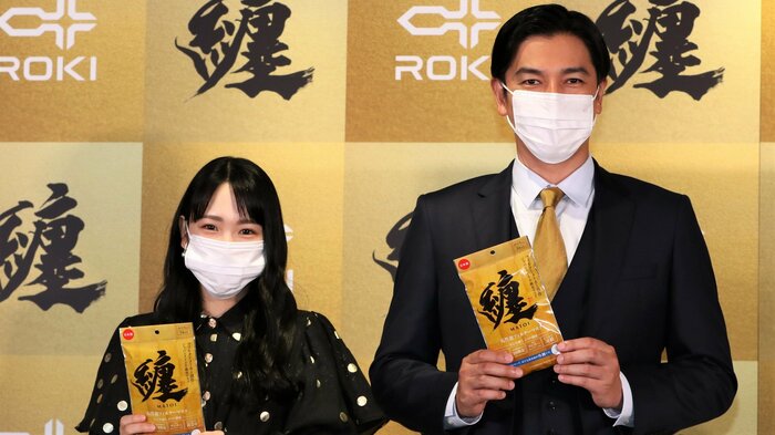 マスクを着用した川栄李奈さん、要潤さん