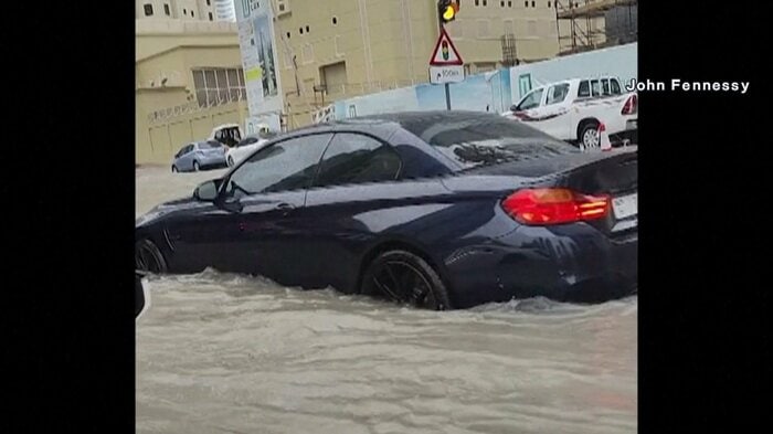 冠水した道路に止められた車