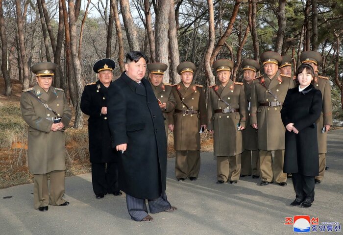"新型戦術誘導兵器"による火力襲撃訓練を視察する金正恩・ジュエ親子(朝鮮中央通信・2023年3月10日)