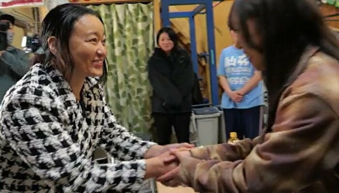 里村さんと握手を交わす高野さん