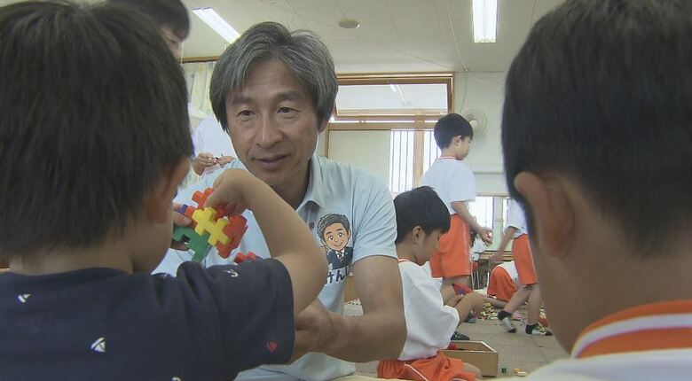 「保育職を目指す学生が激減」　荻原健司市長が一日保育士体験　 水遊びに給食の配膳　「みんなの夢は？」と聞くと…寝ている時に見た「夢」の話に　保育の仕事の魅力を発信「やりがいのある仕事」　長野｜FNNプライムオンライン