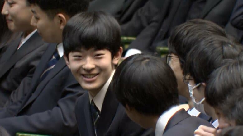 【速報】悠仁さま筑波大学の入学式へ　紺のスーツにリュック姿で会場に到着｜FNNプライムオンライン