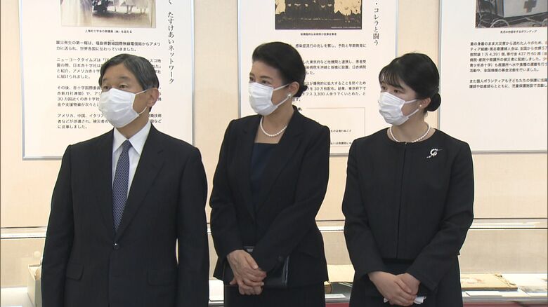紺色にパールの装いで…天皇ご一家が関東大震災の企画展ご覧に　愛子さまの質問で笑いに包まれる場面も｜FNNプライムオンライン