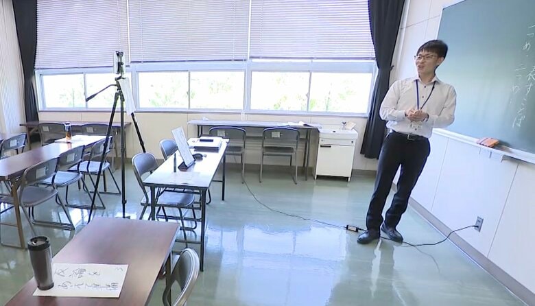 水筒を生徒に見立ててカメラに授業。コロナ禍で大きく変わる“学び”の形｜FNNプライムオンライン