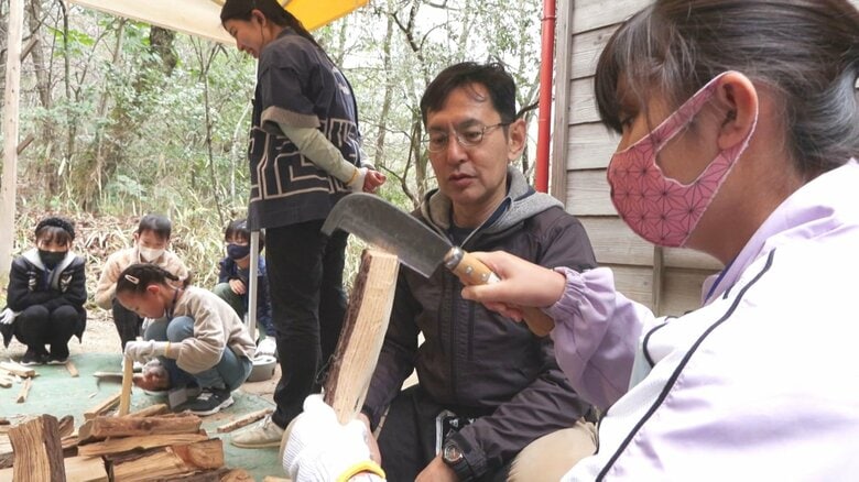 吾朗監督 ジブリパークは「公園で遊ぶ感覚の延長にあるテーマパーク的な何か」愛知万博20周年で小学生と“昔の暮らし”楽しむ｜FNNプライムオンライン