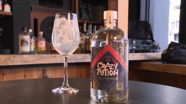 エナジードリンクを蒸留！人気が高まる「クラフトジン」に新風　野沢温泉に誕生した「手作り蒸留所」の独創的なジン　元スキージャンプ選手が挑む酒造り　長野の名物「七味」を配合した香りも｜FNNプライムオンライン