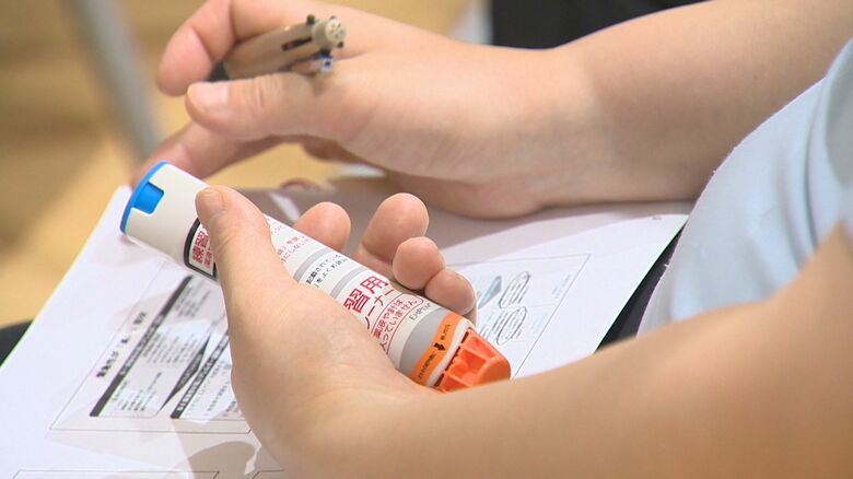 “エピペン使用”怖がらないで！保育士などが“食物アレルギー”への対応学ぶ「時間経つほど重症化…早い判断必要に」新潟｜FNNプライムオンライン