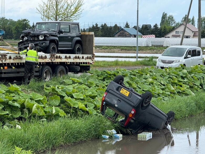 【交差点で出合い頭に衝突】路外に飛び出しひっくり返った軽乗用車に乗っていた親子が死亡…乗用車の男性も病院搬送＜北海道砂川市＞｜FNNプライムオンライン