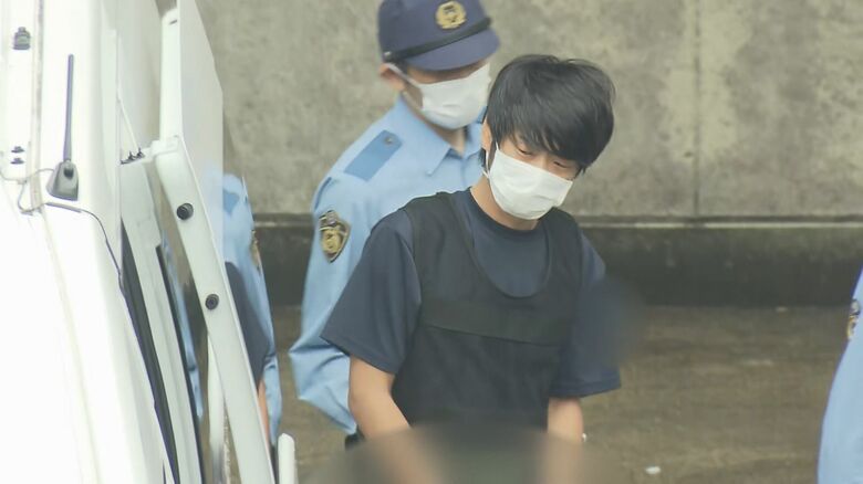 送検される山上徹也容疑者
