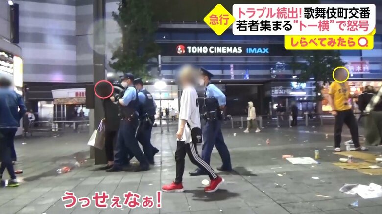 暴れる男性を警察官が必死に止める