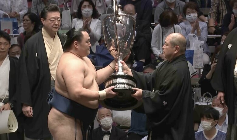 3年半ぶり2度目の優勝を飾った玉鷲