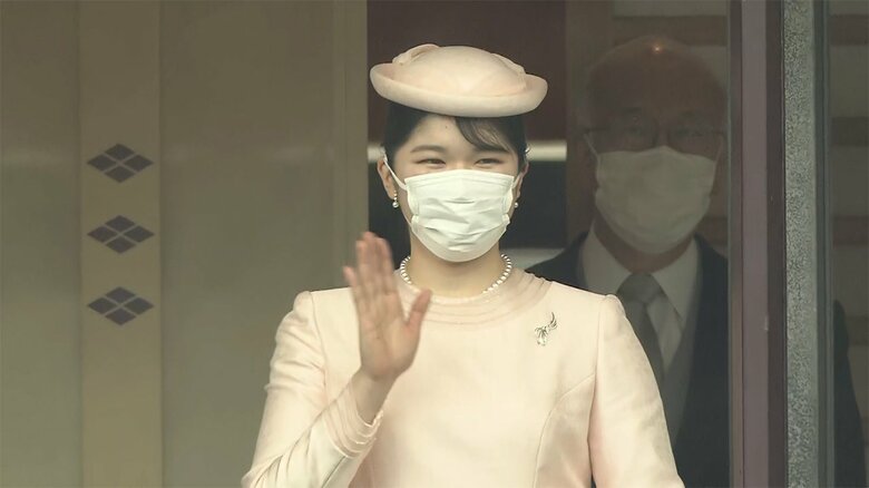 光沢のある淡いピンク色のロングドレスに帽子姿の愛子さま