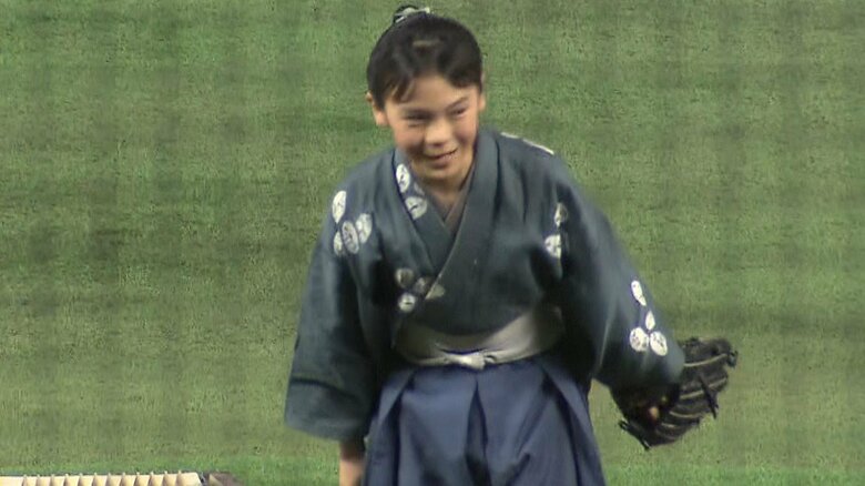 NHK大河ドラマ「軍師官兵衛」出演時の衣装で始球式に臨む若山容疑者（2014年）