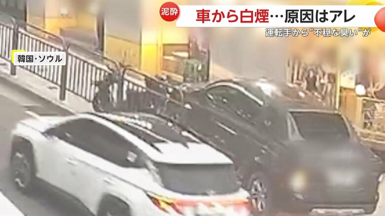 バイクに突っ込み、その場で停止した黒い車